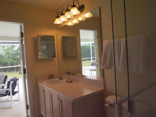 达文波特Westridge Pool Home的一间带水槽和镜子的浴室