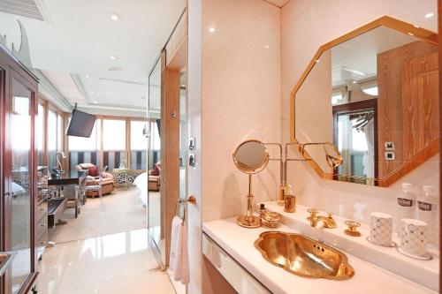 台北台北怡亨酒店的浴室设有金色水槽和镜子