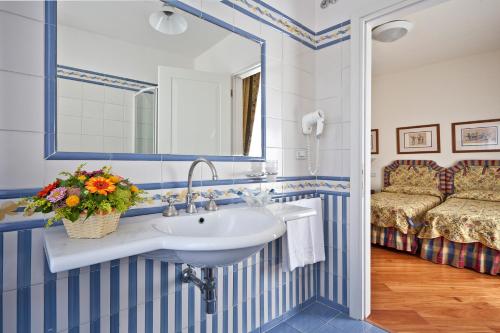 意大利酒店的一间浴室