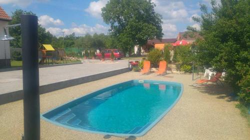 沙托夫普里瓦波希米亚酒店的一个带游乐场的庭院内的游泳池