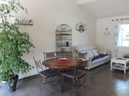 萨莱Maison d'Amis的一间带桌椅和鸟笼的用餐室