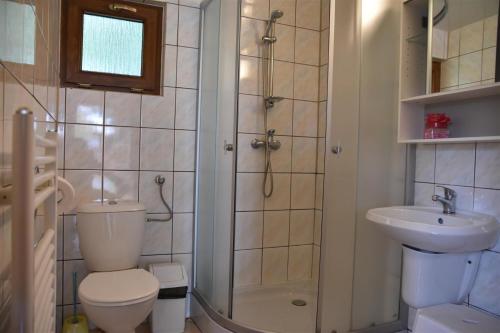 科沃布热格Camping Baltic的浴室配有卫生间、淋浴和盥洗盆。