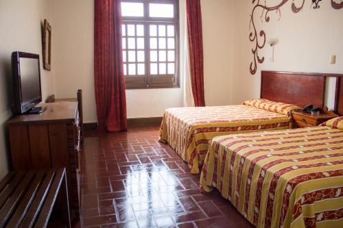 殖民酒店客房内的一张或多张床位