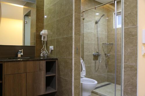 高雄德瑞旅店Direct Hotel的带淋浴、卫生间和盥洗盆的浴室
