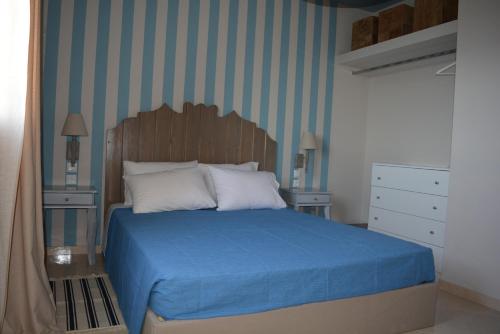 SpartosAqua Terra的一间卧室配有蓝色的床和2个床头柜
