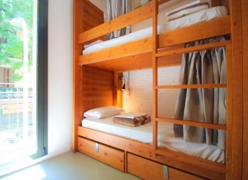 巴塞罗那腾图古旅馆的带窗户的客房内的双层床