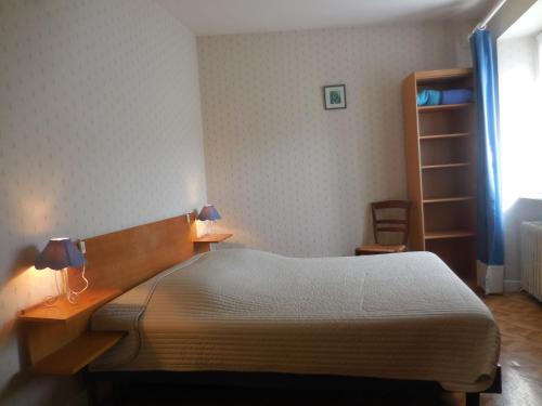 索里耶马格纳酒店的一间卧室配有一张带两盏灯的床。