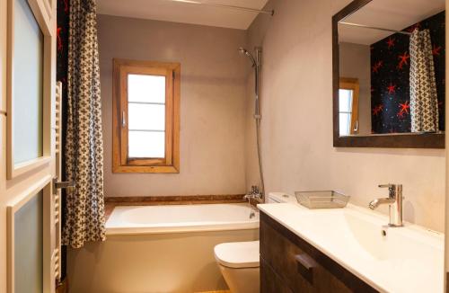 雷凯蒂奥Central Flat的带浴缸、盥洗盆和卫生间的浴室