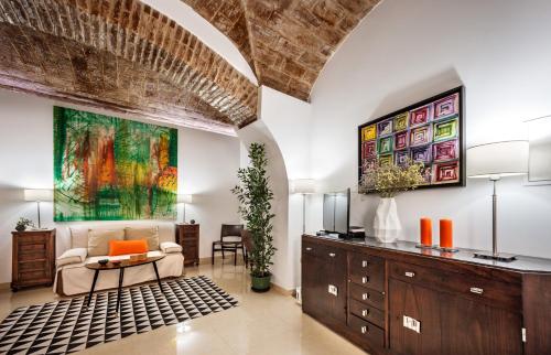 埃武拉Casa Becco dos Assucares, com free garagem - Centro Histórico的客厅配有沙发和桌子