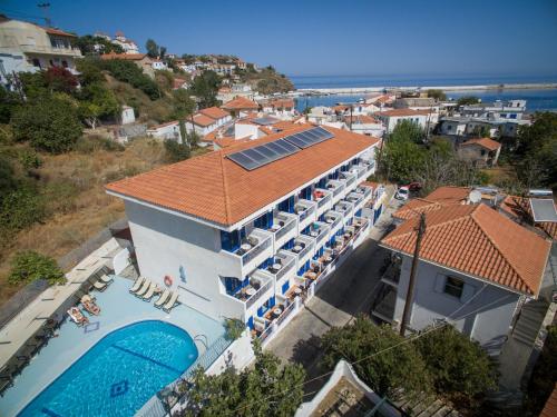 埃夫迪洛斯阿瑟拉酒店的享有酒店空中美景,设有游泳池