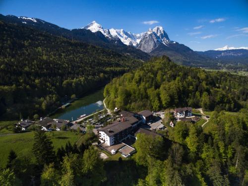 加尔米施-帕滕基兴里赛尔斯酒店的享有湖景和山景的度假屋的空中景致