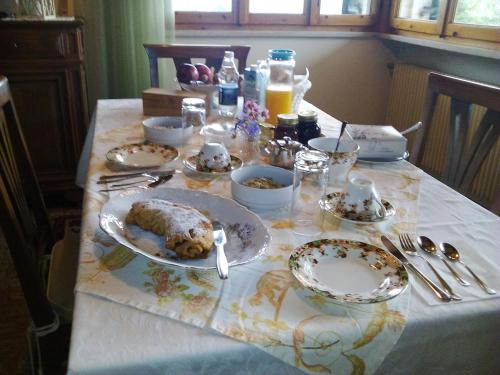 奥卡纳诺木之声住宿加早餐旅馆的上面有盘子的桌子