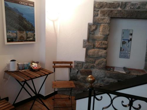 克里日亚La Ginestra的一间设有桌子和石墙的房间