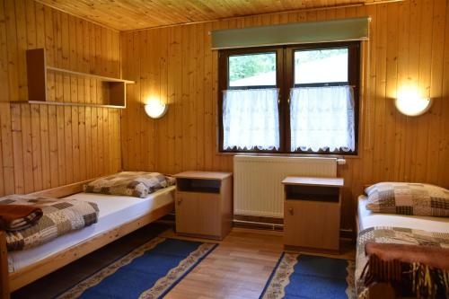 科沃布热格Camping Baltic的带窗户的客房内的两张床