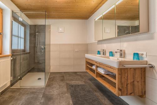 乌登斯Sportchalet Zillertal的一间带水槽和淋浴的浴室