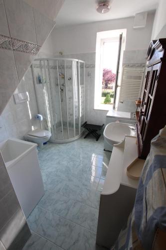 布雷斯Casa Artz的一间带两个盥洗盆、淋浴和两个卫生间的浴室