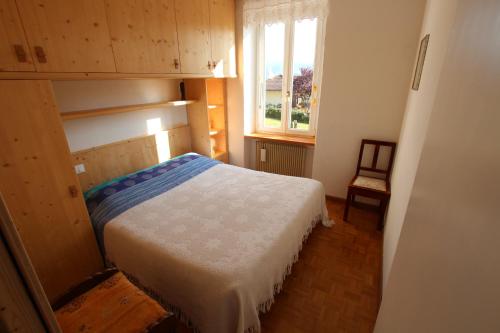 布雷斯Casa Artz的一间小卧室,配有床和窗户