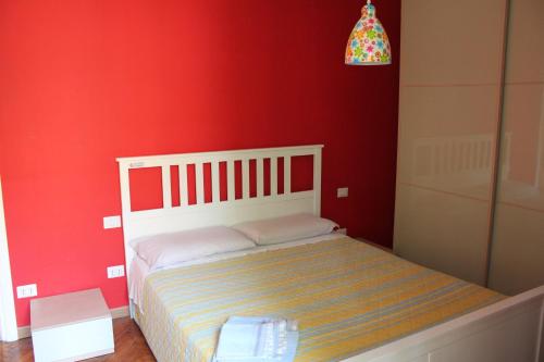 米兰米勒利尔如家公寓的卧室设有红色墙壁和白色的床