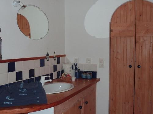 雷岛圣玛丽彻尼斯布鲁住宿加早餐旅馆的一间带水槽和镜子的浴室