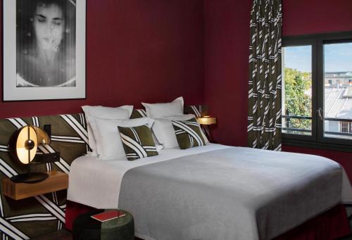 巴黎皮埃蒙特卢浮宫酒店的一间卧室设有一张大床和一个窗户。
