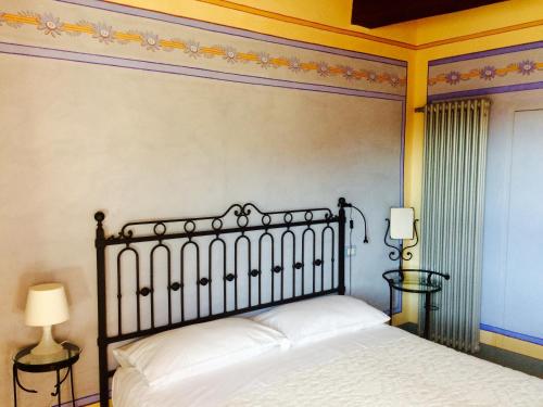 森普罗尼亚诺Le Antiche Mura的一间卧室配有床和两张边桌