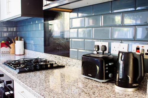 伦敦格林威尔度假屋的厨房柜台配有咖啡机和烤面包机