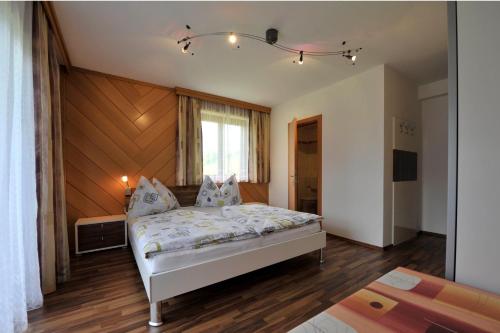 戈尔德格雷特梅各生物旅馆的一间卧室配有一张木墙床