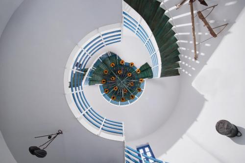 埃夫迪洛斯卡瑞姆公寓酒店的螺旋楼梯上方的钟表景色