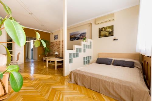 布达佩斯East Station Studios - Baross Home 1 & 2的一间卧室配有一张床,铺有木地板