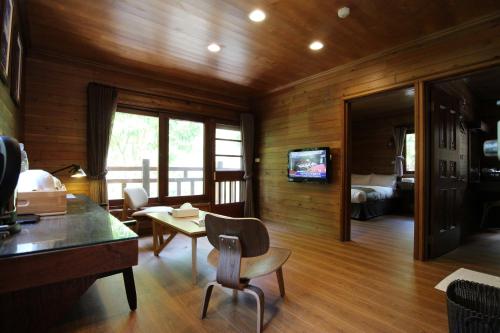 和平区台中商务旅馆－八仙山庄 的一间设有木墙的房间和一间带卧室的房间