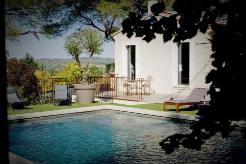 阿维尼翁新城La Villa Dupont d'Avignon的房屋前的游泳池
