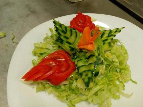 舒门Familly Art Hotel Nirvana的蔬菜盘,有西红柿和西兰花