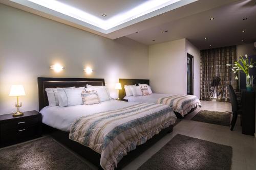卡斯托里亚Pansion Zafeiriou的酒店客房设有两张床和两盏灯。