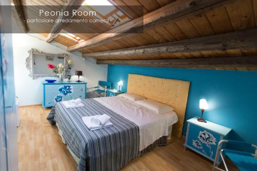 维多利亚La Casa del Liberty的一间卧室设有一张床和蓝色的墙壁