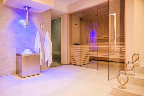 梅拉诺Residence Désirée Classic & Design的一间带水槽和淋浴的浴室