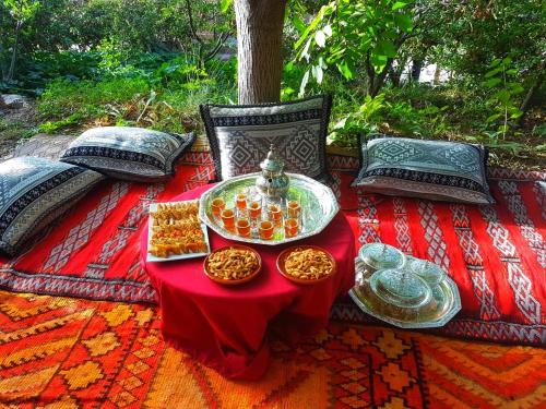 伊姆利尔Atlas Imoula的红毯上放着一碗食物的桌子