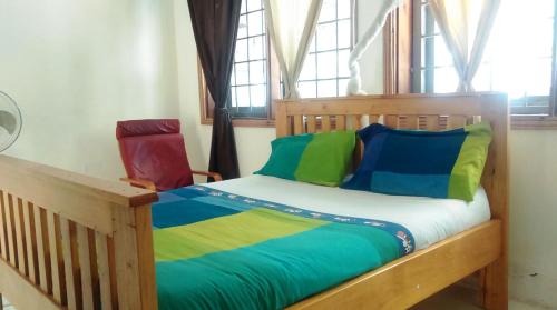 恩德培艾格波坦妮卡景观汽车旅馆的一间卧室配有一张带色彩缤纷枕头的木床。