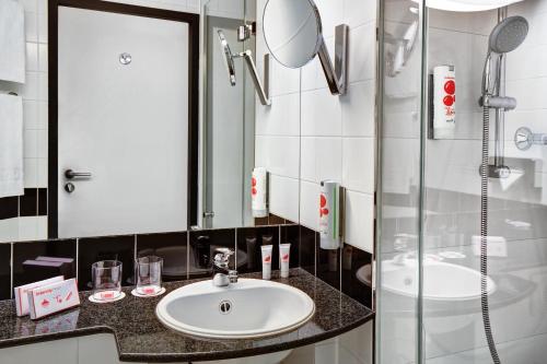 策勒策勒城际酒店的一间带水槽和淋浴的浴室