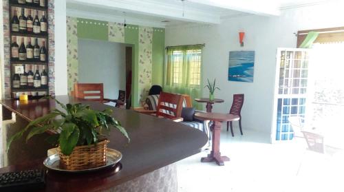 恩德培艾格波坦妮卡景观汽车旅馆的客房设有带椅子和桌子的酒吧。