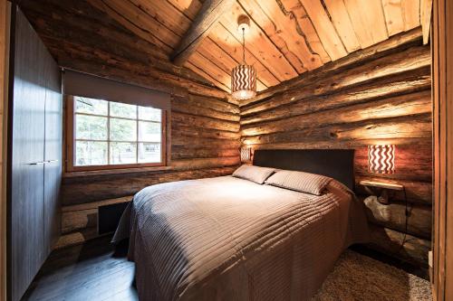 鲁卡UnelmaKelo的小木屋内一间卧室,配有一张床