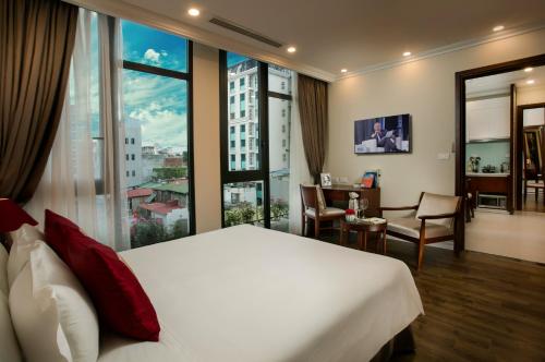 河内河内中心公寓的酒店客房设有一张床和一个大窗户