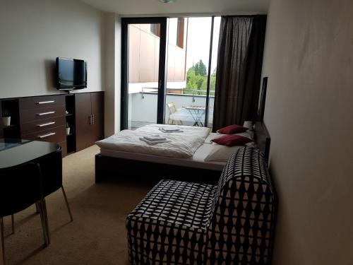 什特尔布斯凯普莱索Apartmán Panorama 308的卧室配有床、椅子和窗户。