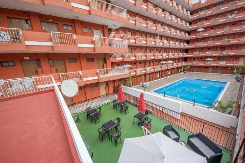 拉克鲁斯Seguro de Sol Studios的享有带游泳池的公寓大楼的顶部景致