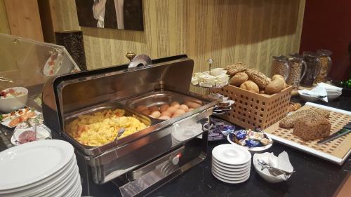罗斯托克布林克曼多夫酒店的自助餐,包括鸡蛋和其他食物