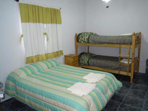 圣奥古斯汀镇卡瓦尼亚斯艾贝米酒店的一间卧室配有带毛巾的床