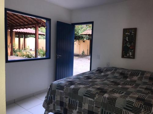 阿拉亚尔达茹达Recanto das Geraes的一间卧室设有一张床和一个大窗户