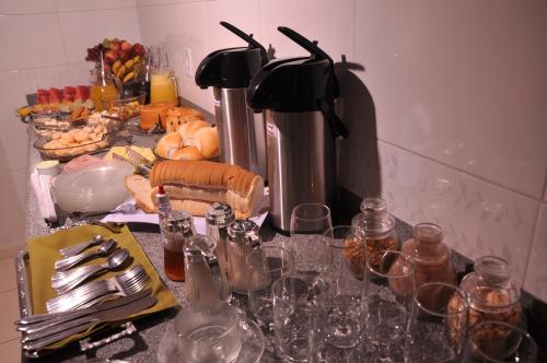 帕尔马斯卡平杜尔拉多酒店的一张桌子,上面放着酒杯和食物