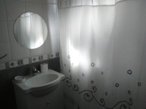 埃博森Casita Los Nogales的白色的浴室设有水槽和镜子
