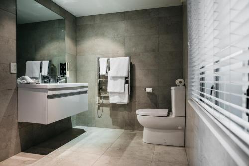 基督城格兰奇汽车旅馆的一间带卫生间和水槽的浴室