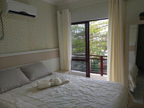 伊塔佩马Apartamento 3 quartos的一间卧室配有一张床,上面有两条毛巾